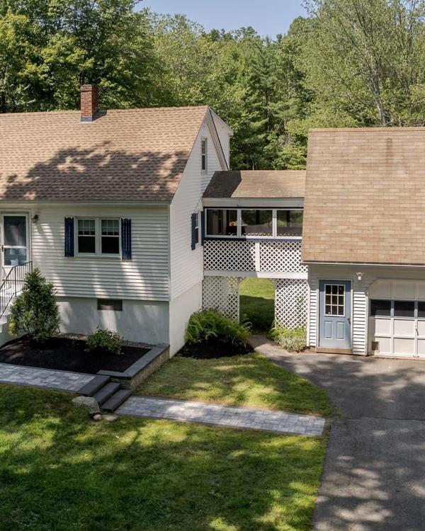 New Listing and Open House!
Saturday, Aug. 22nd
11:00 am - 12:30 pm
Come discover this charming, we