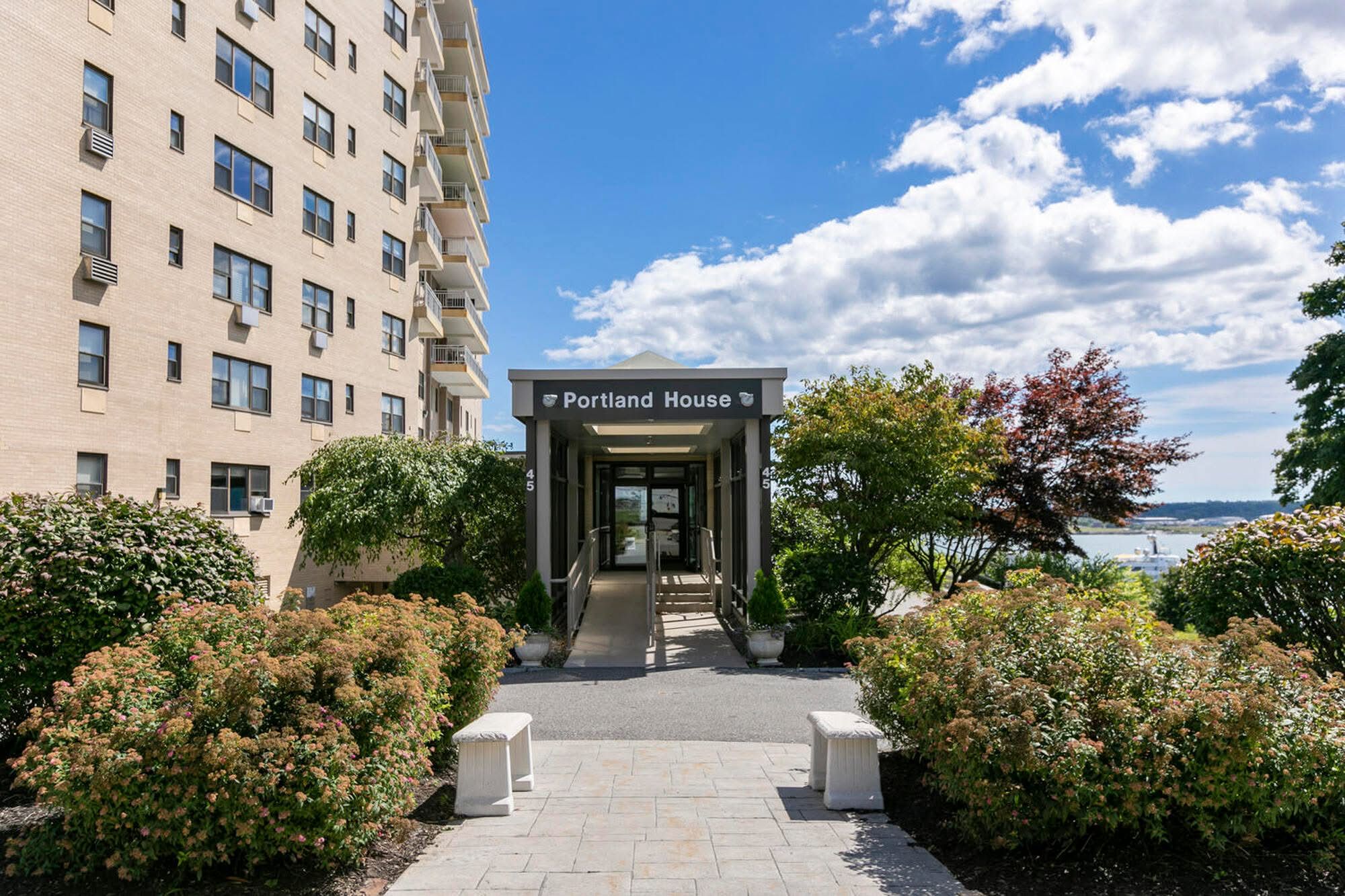 Come and see the magnificent views from this 8th floor double balcony unit. Priced under value for u
