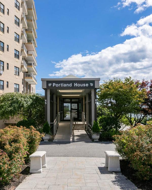 Come and see the magnificent views from this 8th floor double balcony unit. Priced under value for u