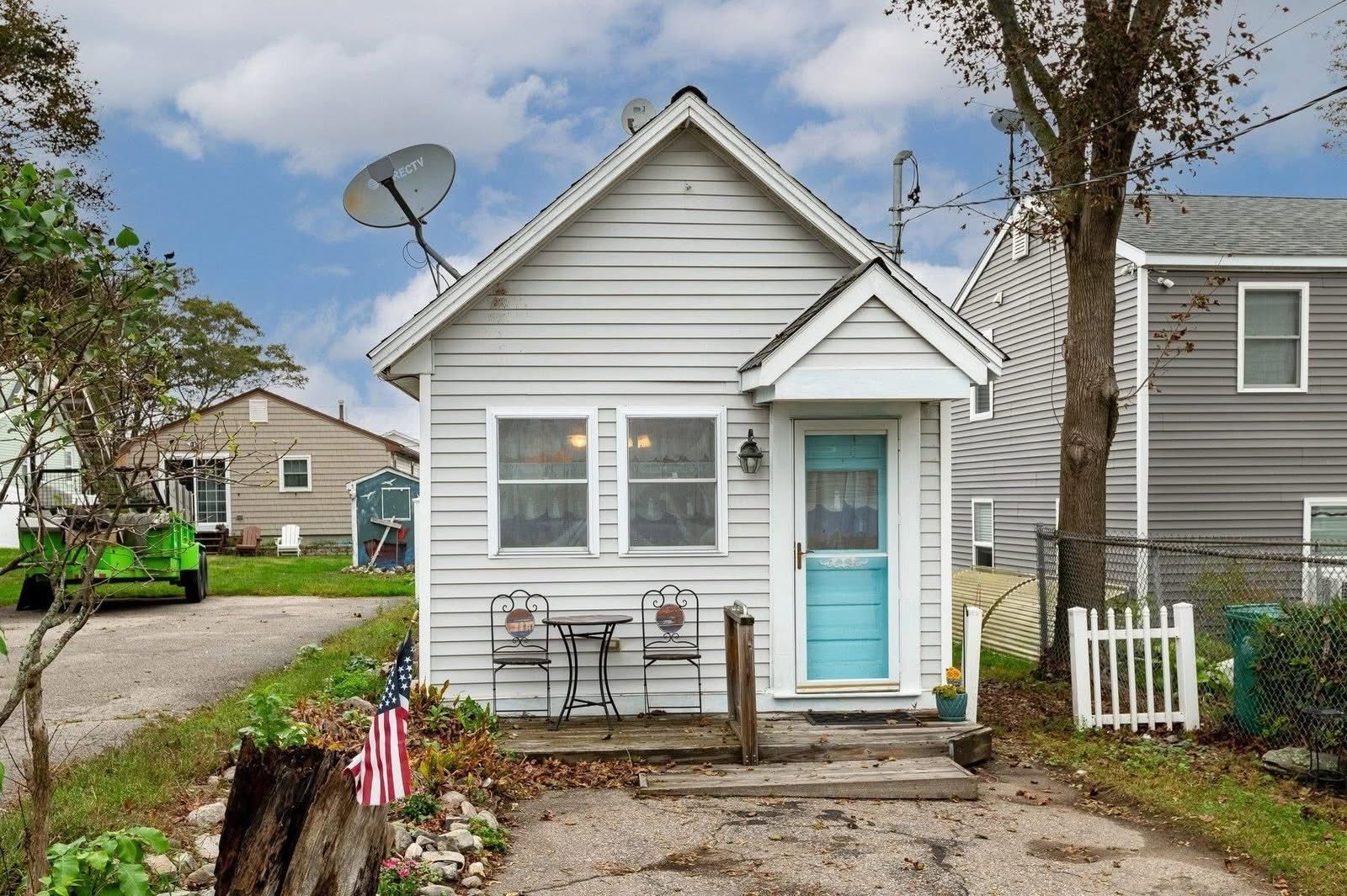 Year round single family home just under 500 s.f. Short walk to award winning beaches. This doll hou