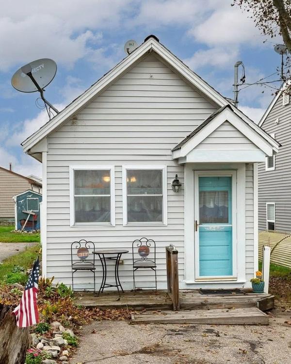 Year round single family home just under 500 s.f. Short walk to award winning beaches. This doll hou